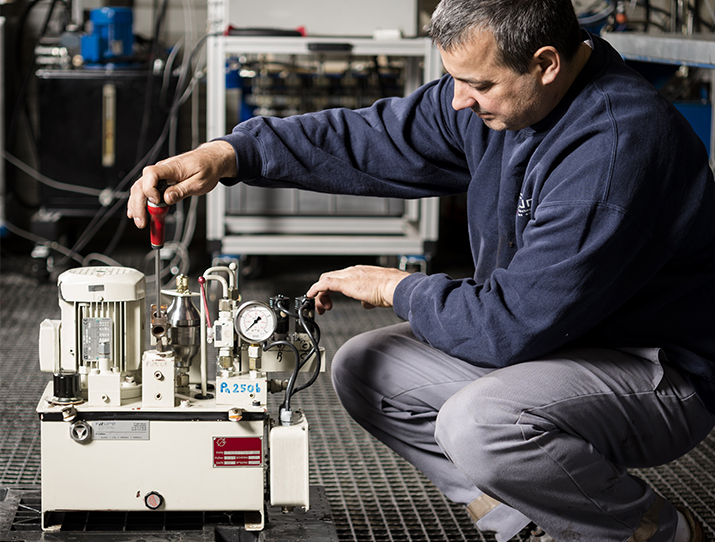 Révision d’une centrale hydraulique dans un atelier Faure Technologies