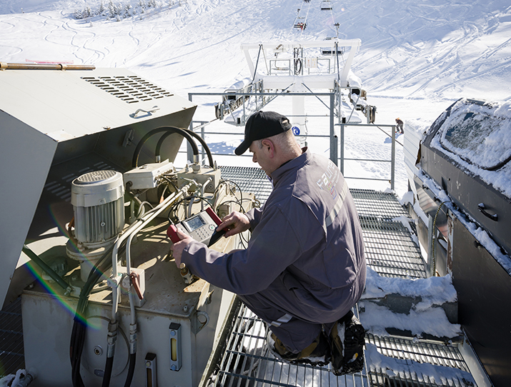 Technicien Faure Technologies en intervention sur une installation en montagne