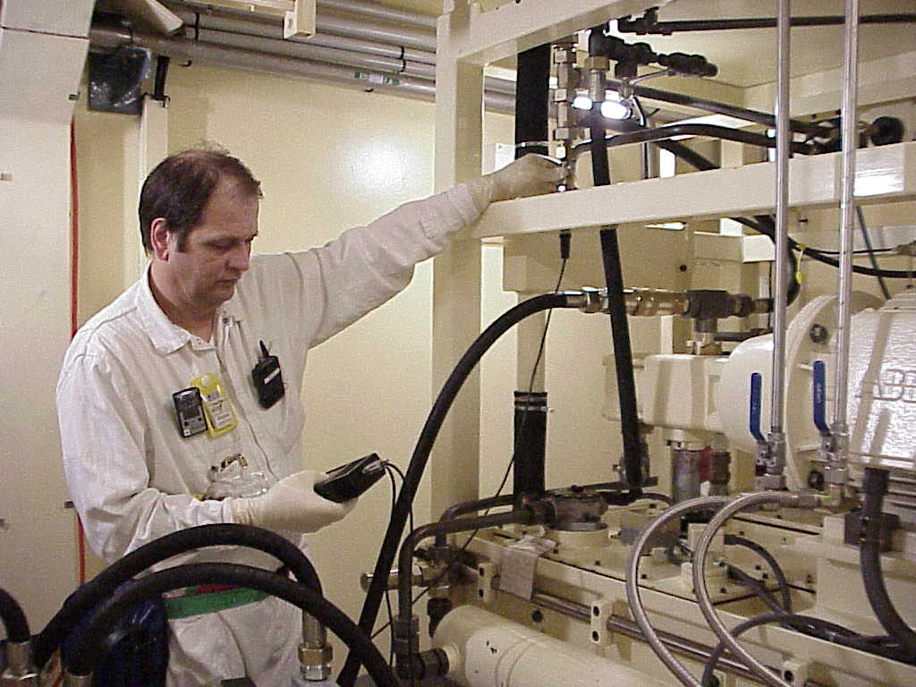 Technicien intervenant sur une installation du secteur nucléaire