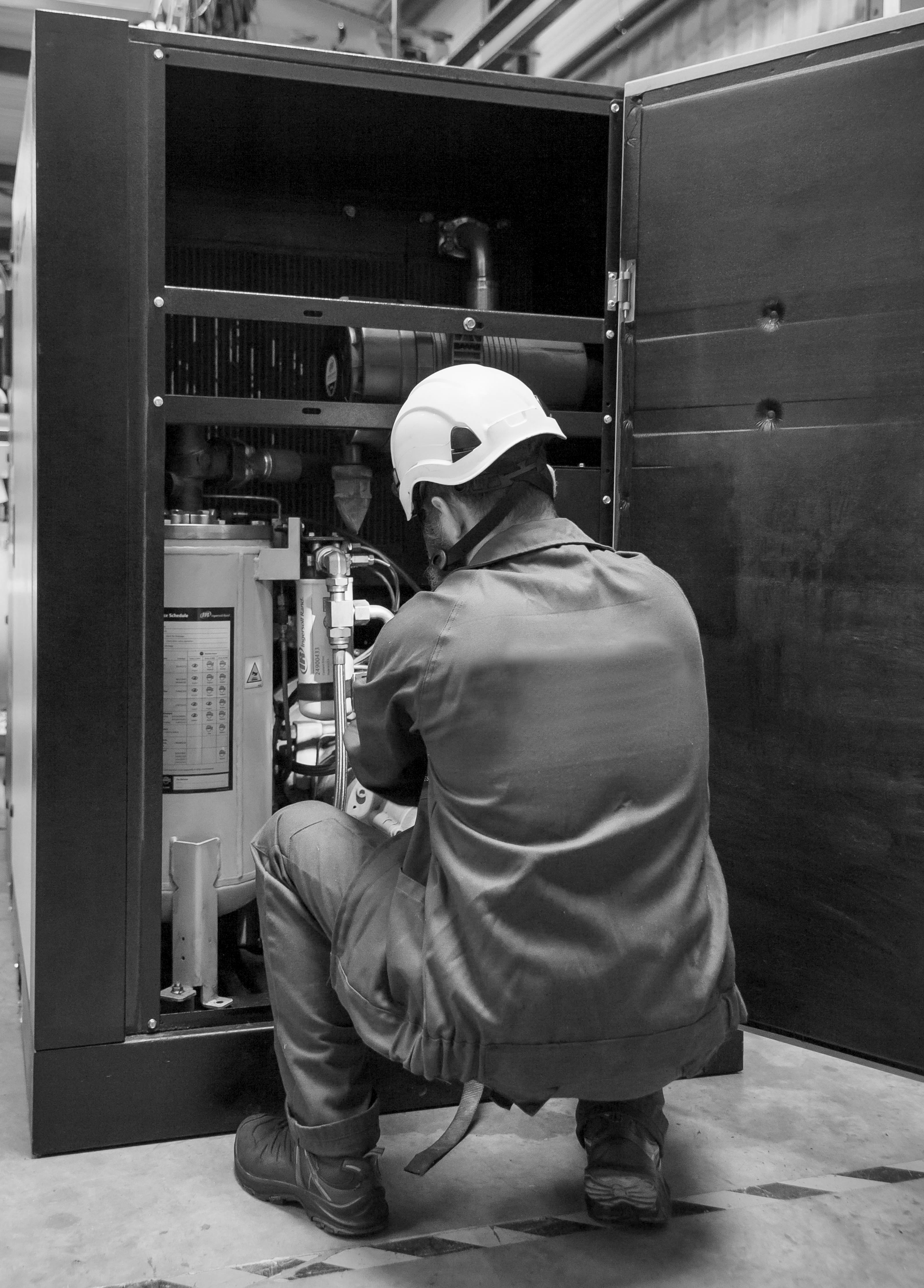 Technicien réalisant la maintenance d’une installation d’air comprimé