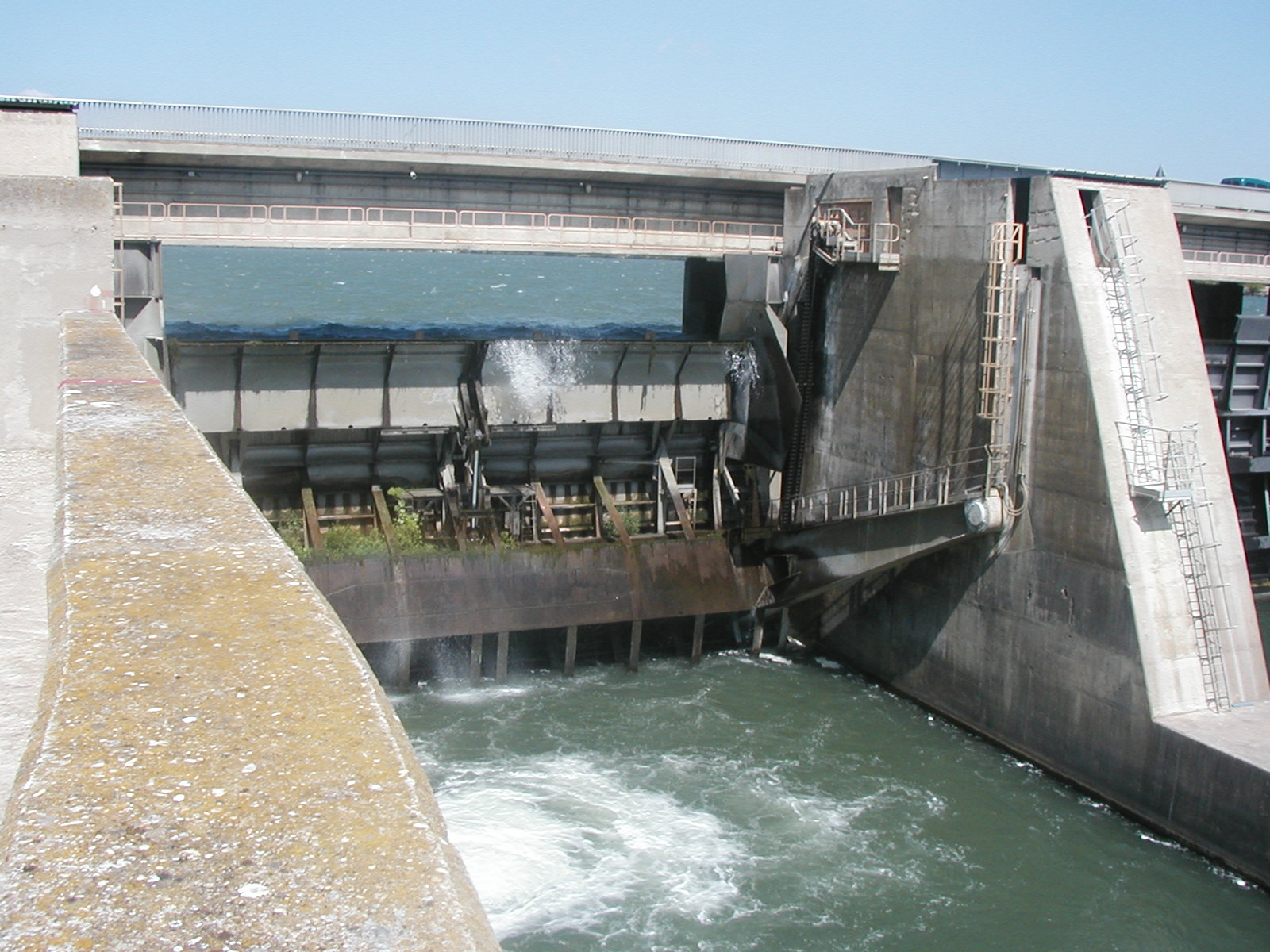 Centrale hydraulique pour volet d'écrétage