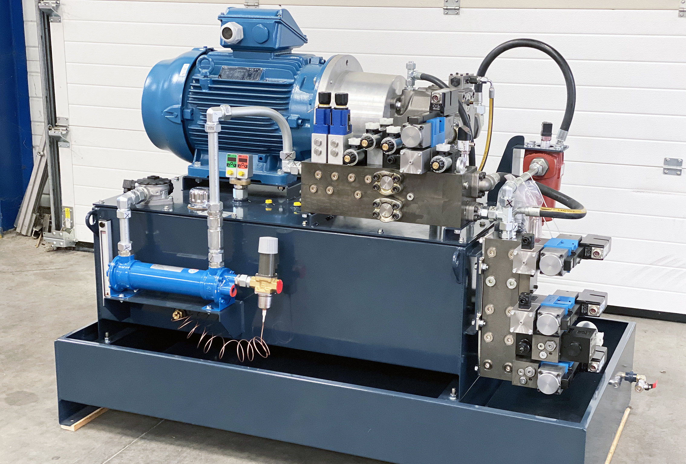 Centrale hydraulique de 30kW pour le pilotage de 8 vérins et 8 moteurs