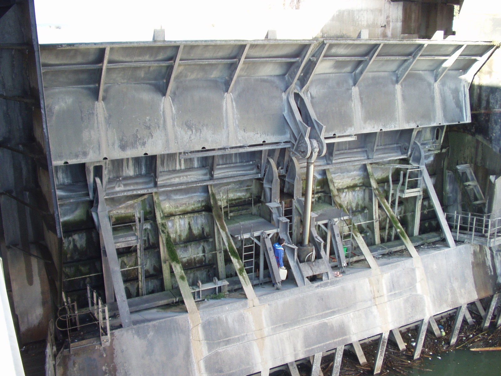 Centrale hydraulique pour volet d'écrétage
