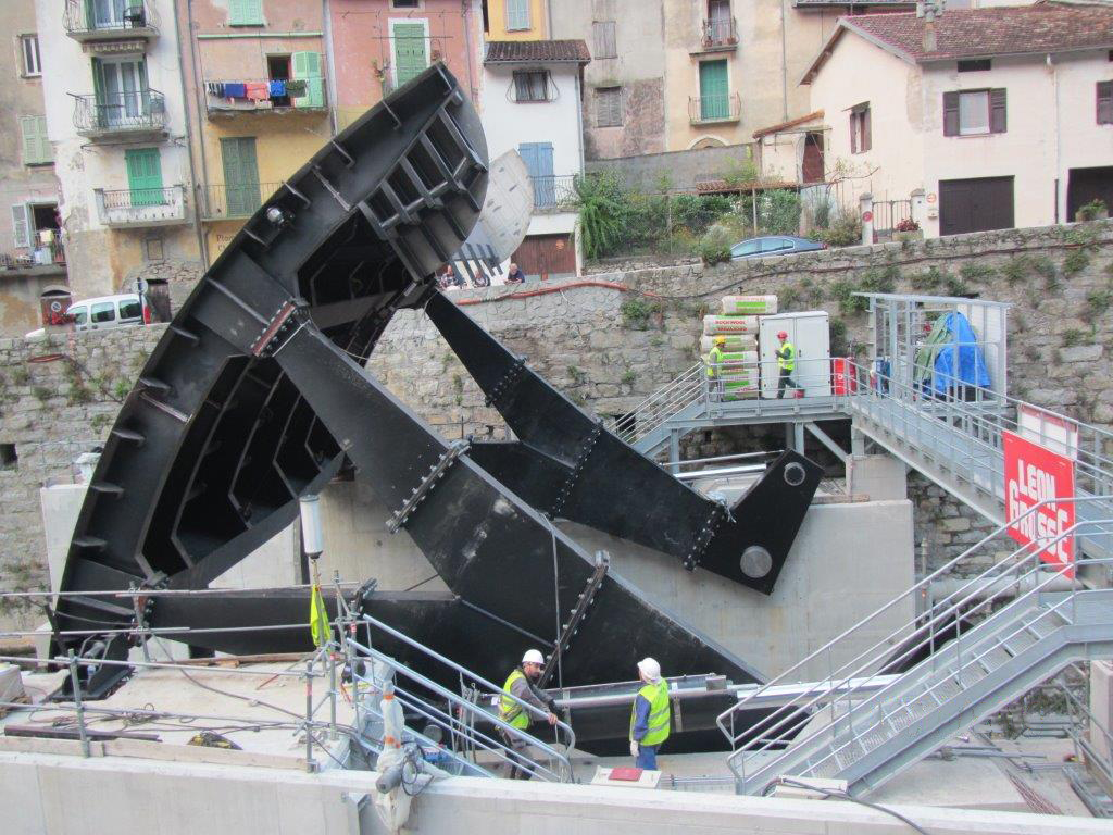 Centrales hydrauliques pour vanne clapet avec volet d'écrétage