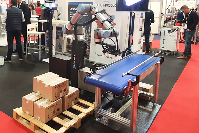 Convoyeur à bande combiné avec Cobot UR pour application de palettisation