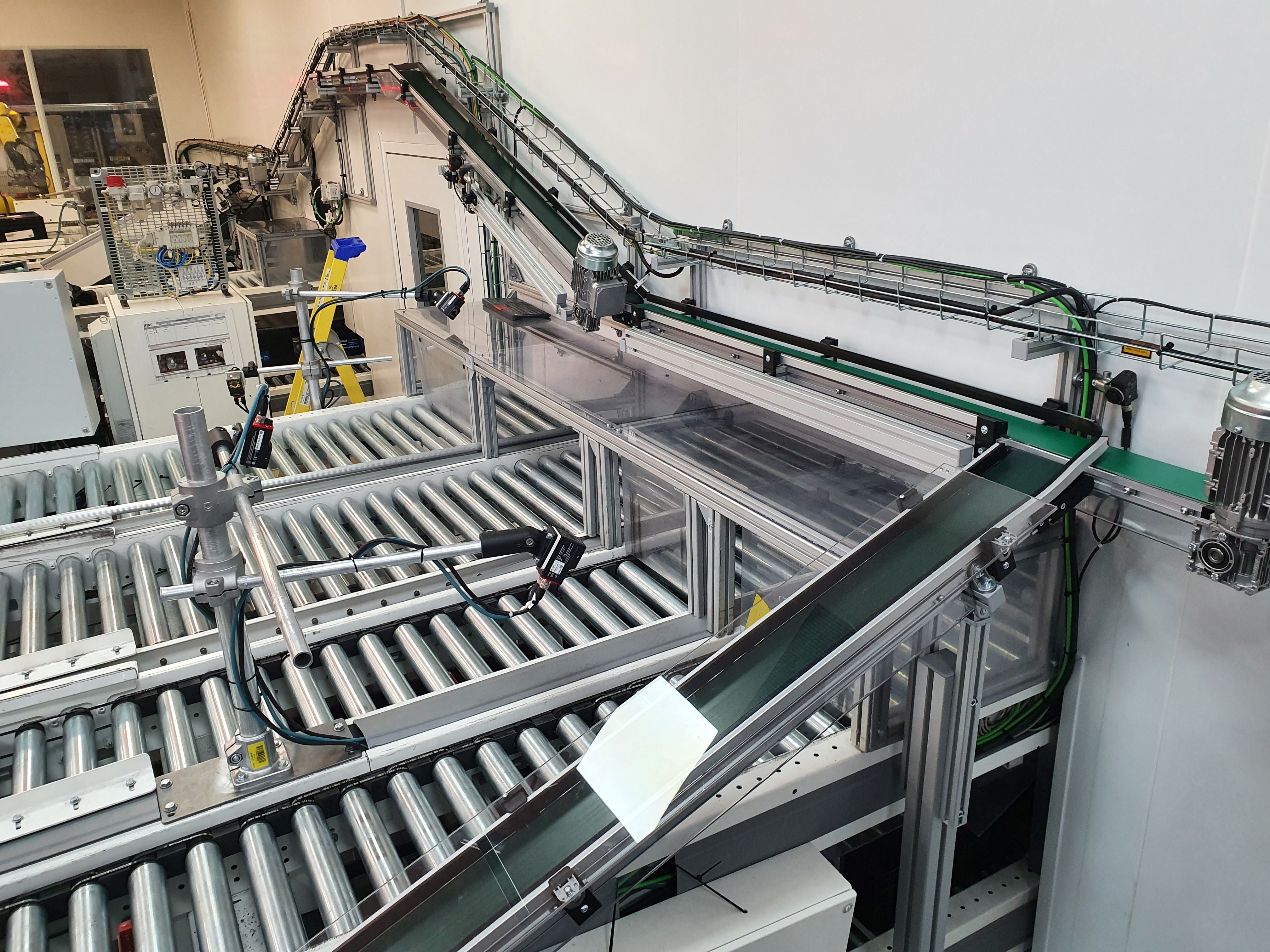 Ligne de convoyage pour la distribution de bagues vers presses